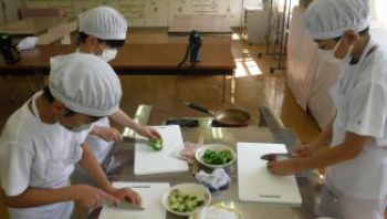 学級園で作っているピーマンで野菜炒めを作っている様子