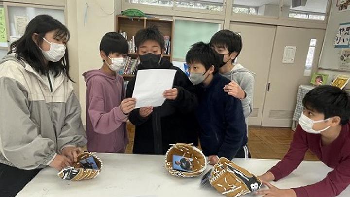 大谷翔平選手から届いたグローブと子どもたち