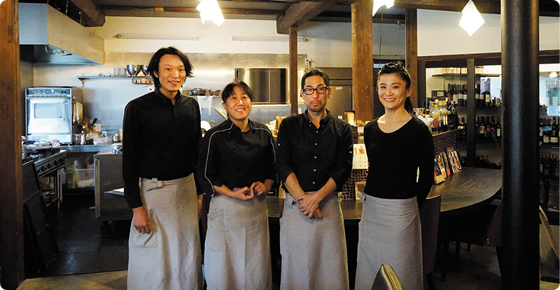 寄井商店街に面する築150年の酒蔵とその居住部分をリノベーションしたレストランと宿泊施設